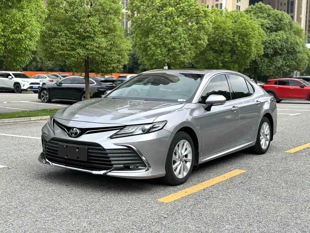 Toyota Camry 2023 — фото 1
