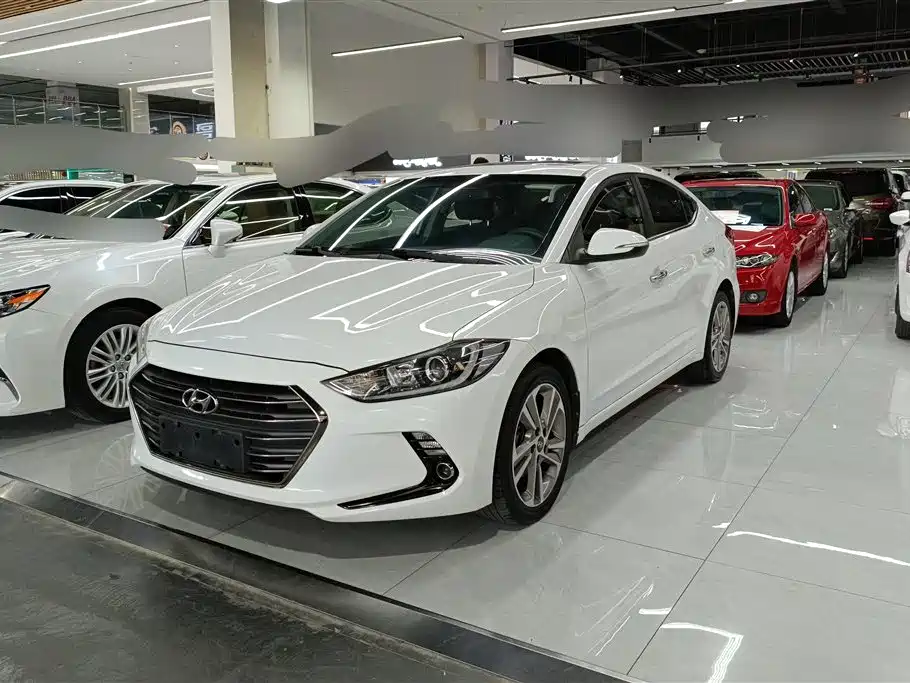 Hyundai Elantra 2018 — фото 1