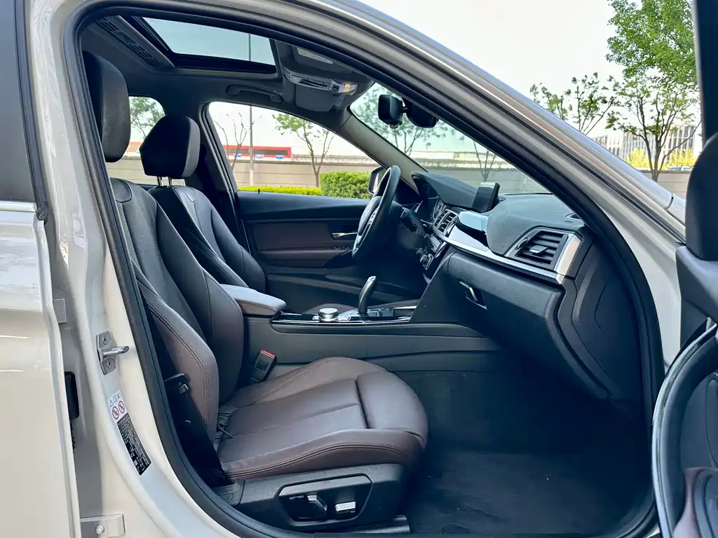 BMW 3 Series 2019 — фото 13