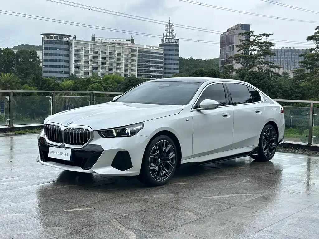 BMW 5 Series 2025 — фото 1