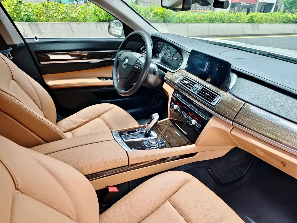 BMW 7 Series 2011 — фото 18
