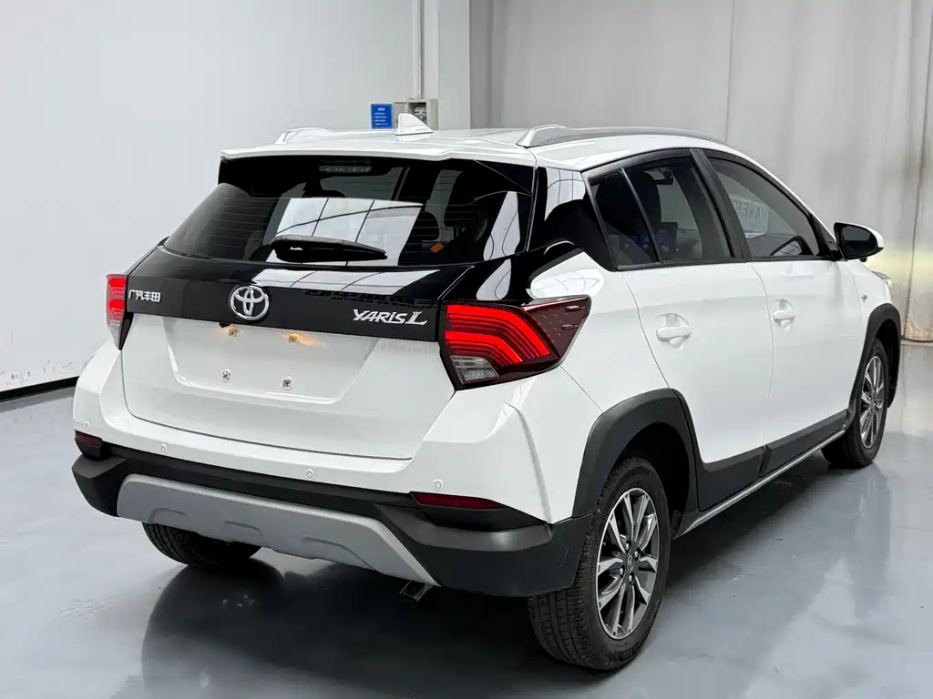 Toyota Yaris L 2022 — фото 16