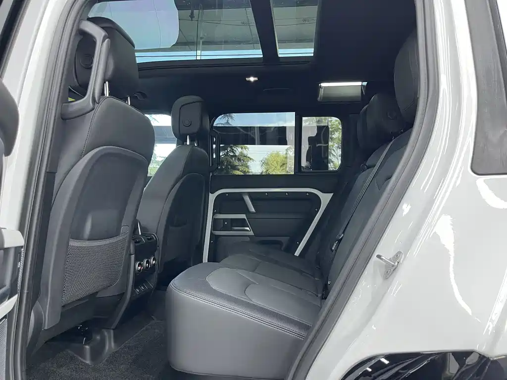 Land Rover Defender 2024 — фото 20