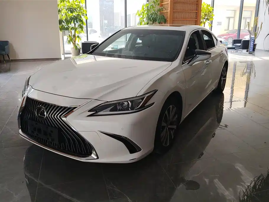 Lexus ES 2020 — фото 1
