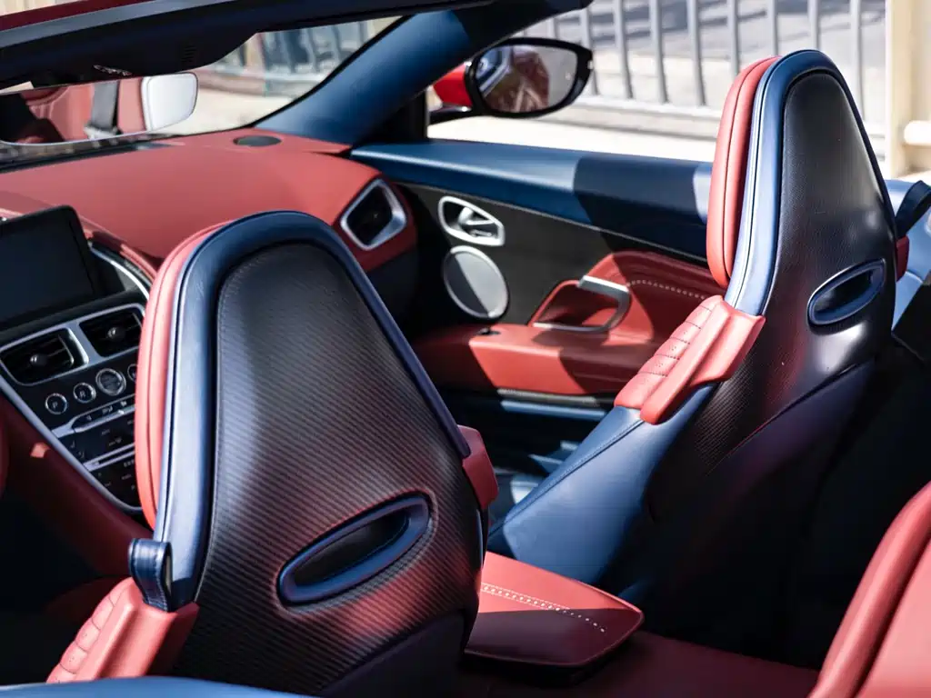 Aston Martin DB11 2018 — фото 16