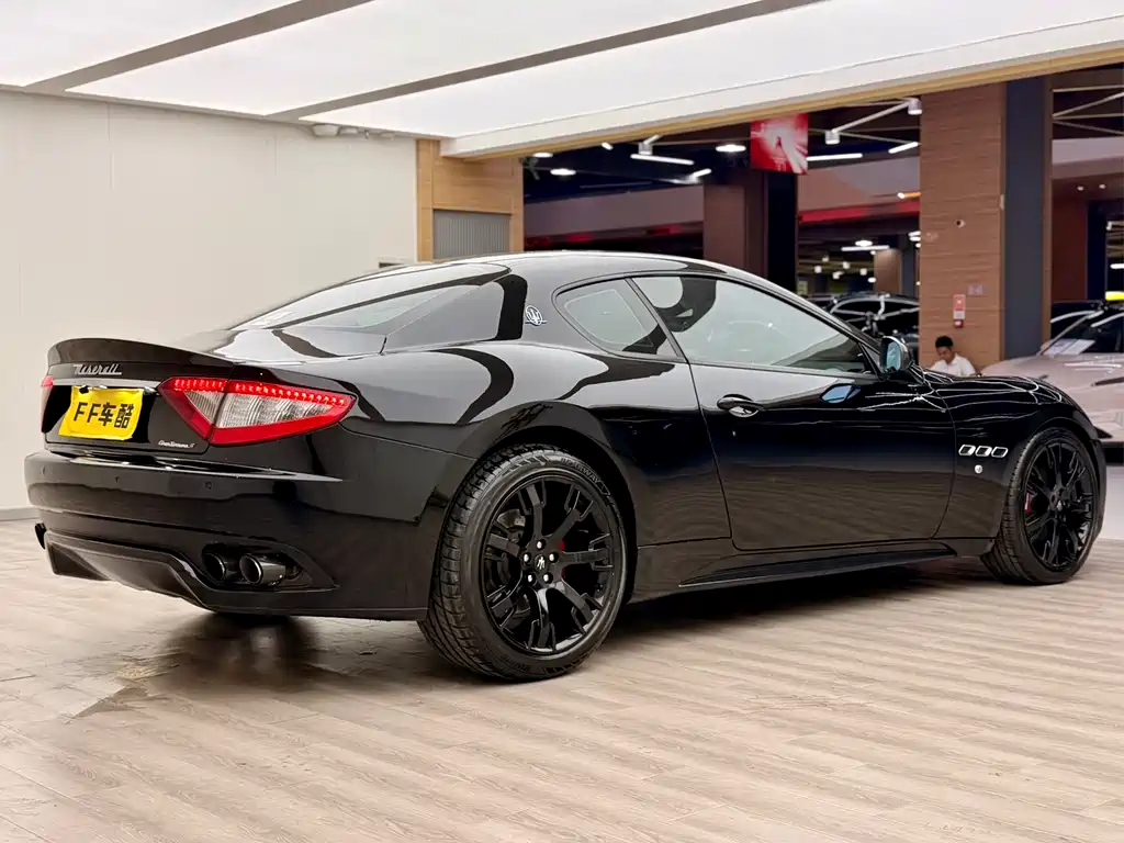 Maserati GranTurismo 2015 — фото 10
