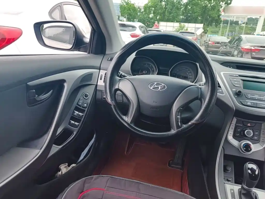 Hyundai Elantra 2018 — фото 11