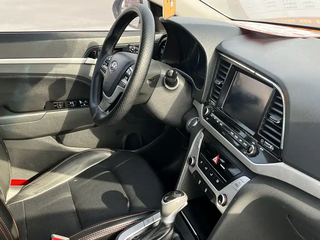 Hyundai Elantra 2018 — фото 15