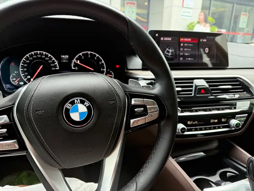 BMW 5 Series 2019 — фото 26