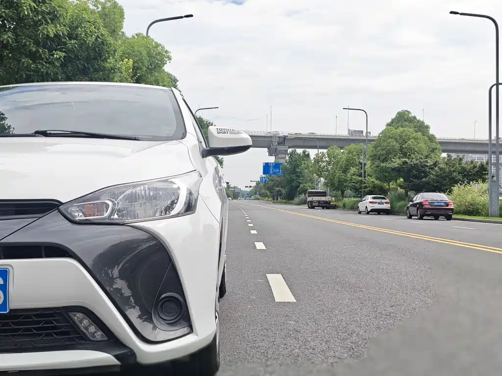 Toyota Yaris L 2019 — фото 14
