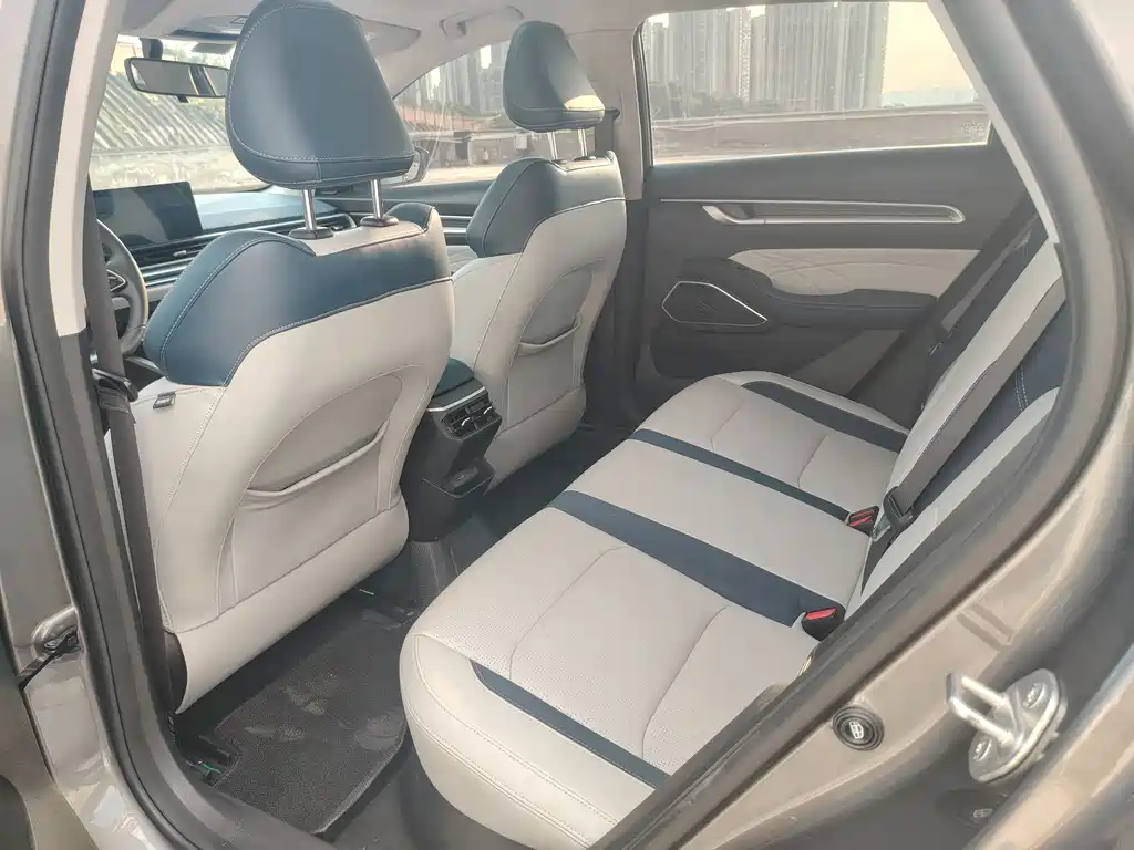 Geely Emgrand 2023