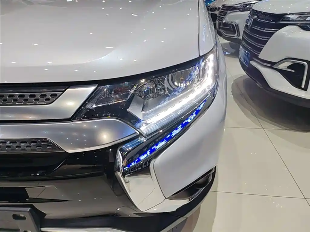 Mitsubishi Outlander 2020 — фото 24