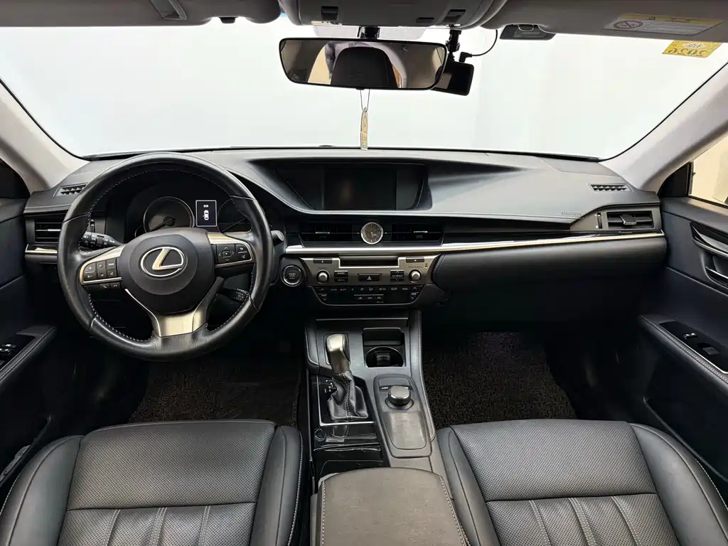 Lexus ES 2015 — фото 11