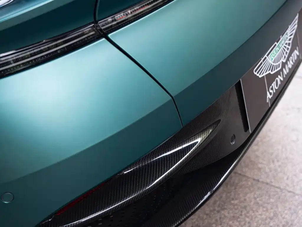 Aston Martin DB12 2025 — фото 29