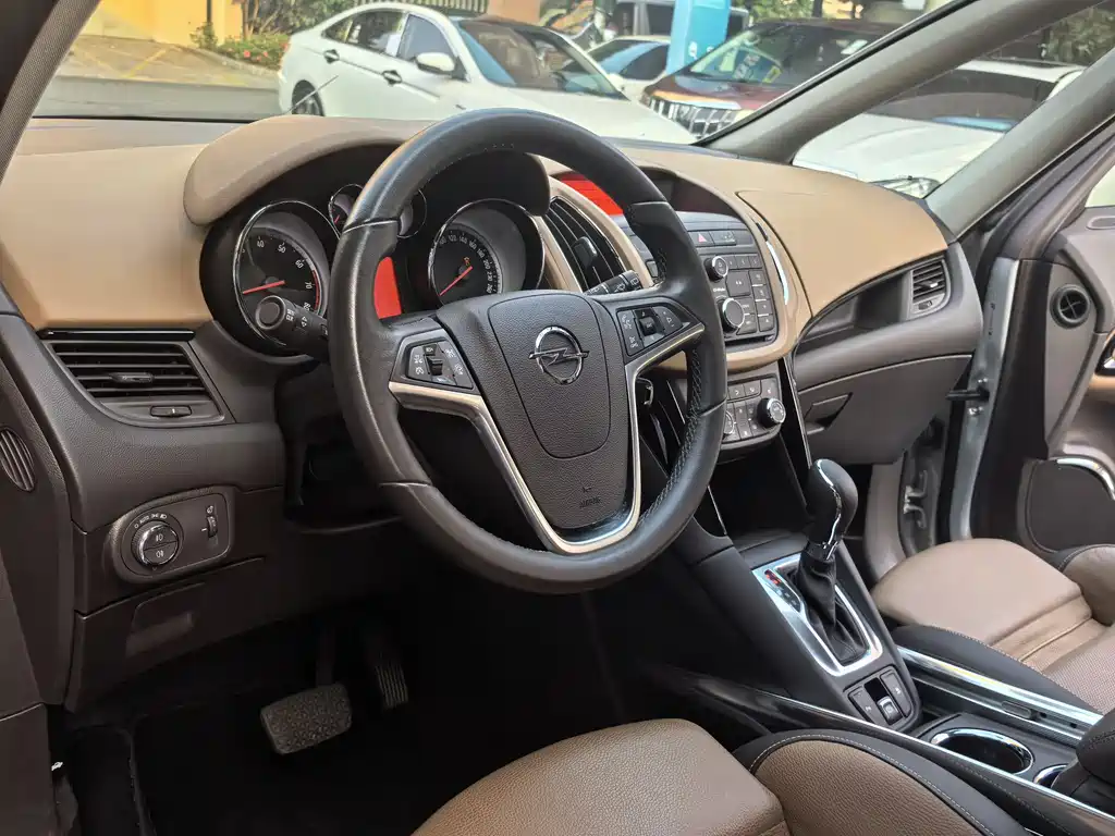 Opel Zafira 2014 — фото 10