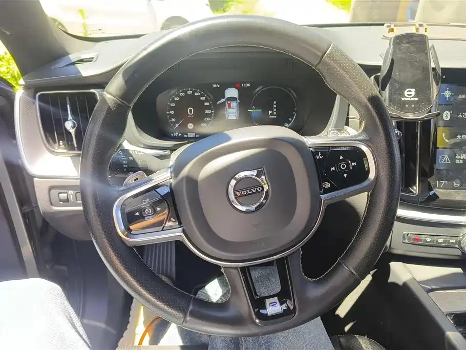 Volvo XC60 PHEV 2019 — фото 15