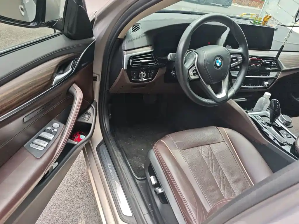 BMW 5 Series 2018 — фото 13