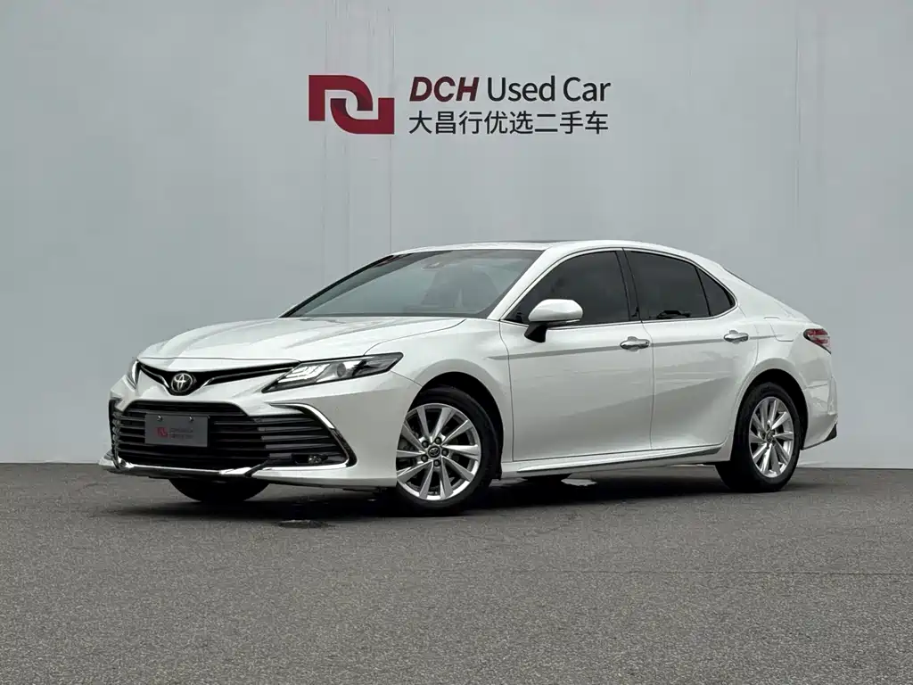 Toyota Camry 2023 — фото 1