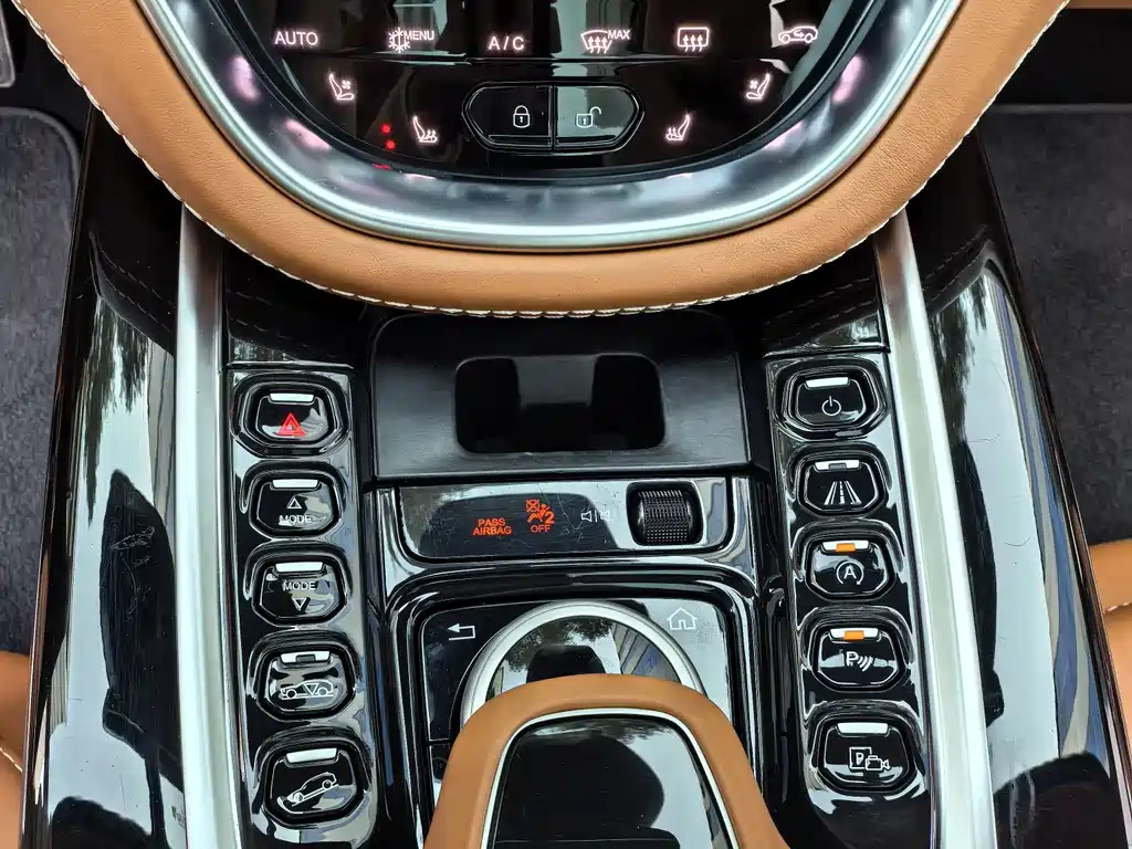 Aston Martin DBX 2022 — фото 18