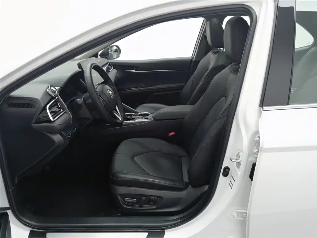 Toyota Camry 2023 — фото 10