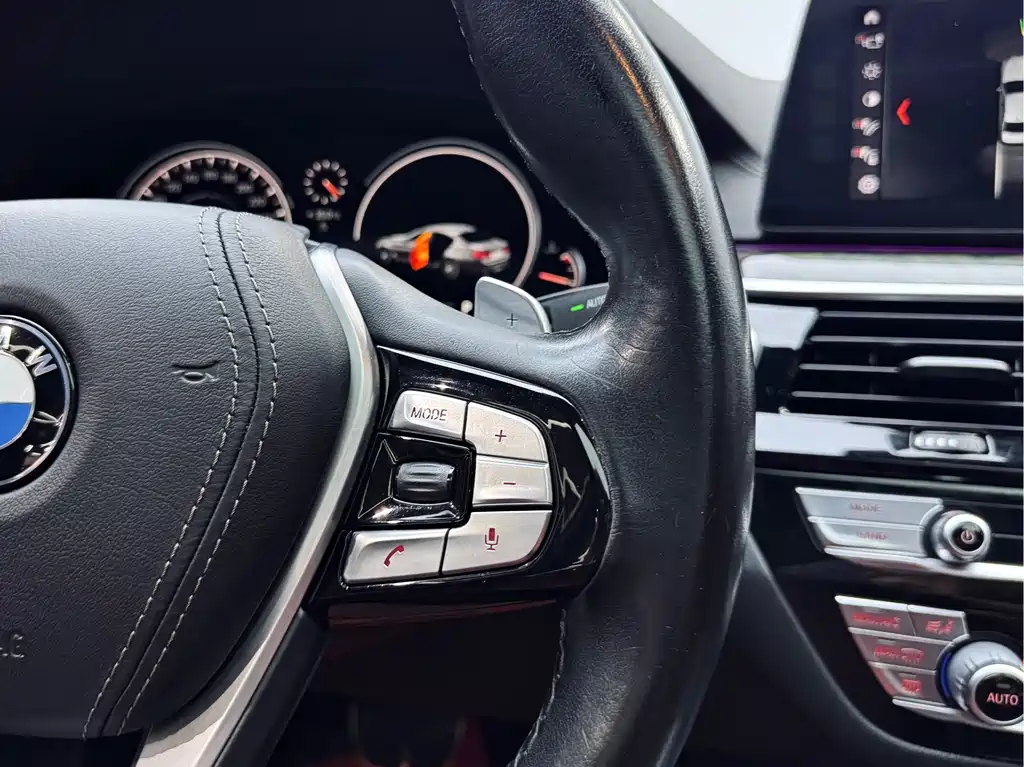 BMW 5 Series 2018 — фото 21