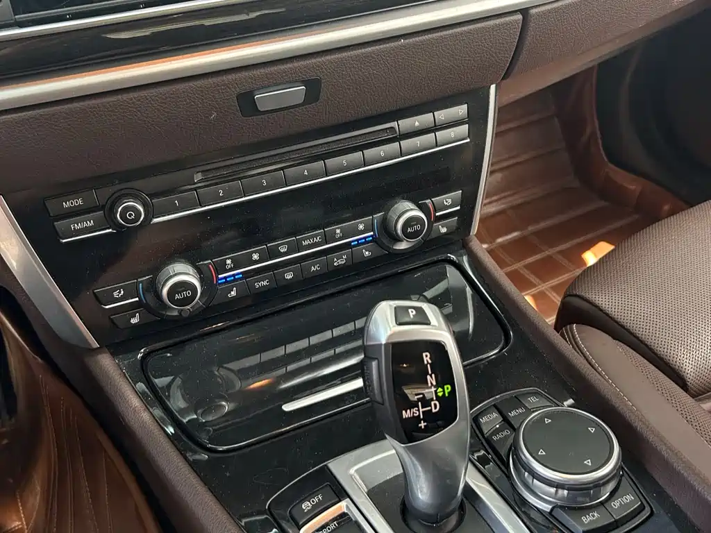 BMW 5 Series GT 2016 — фото 15