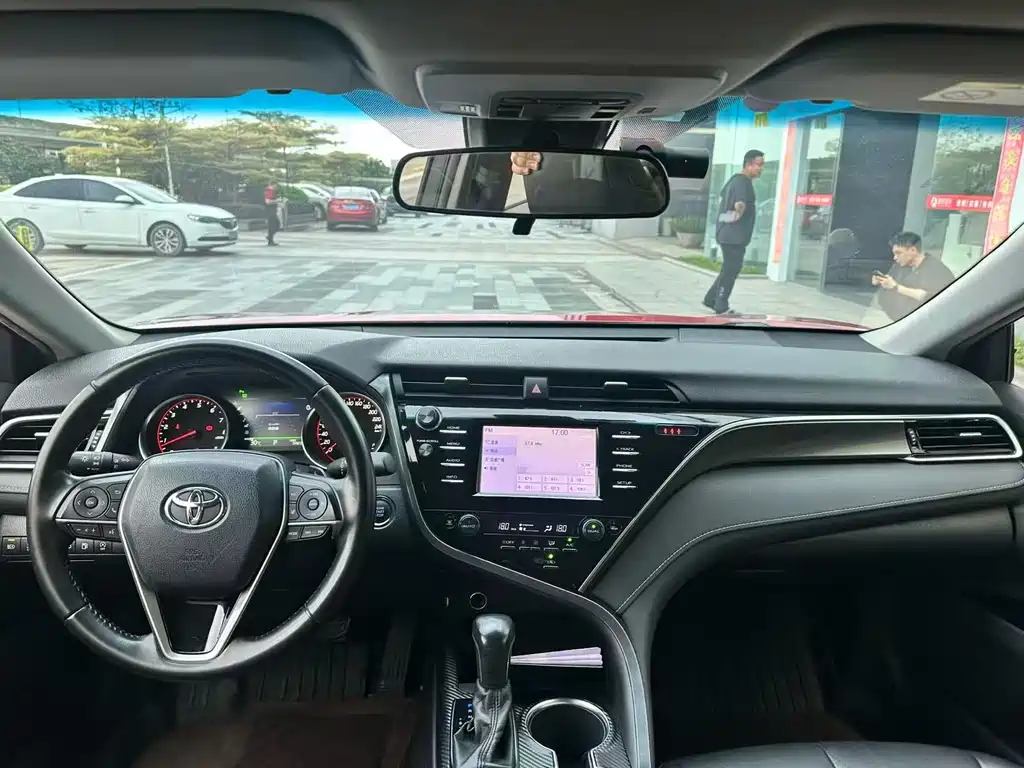 Toyota Camry 2018 — фото 8