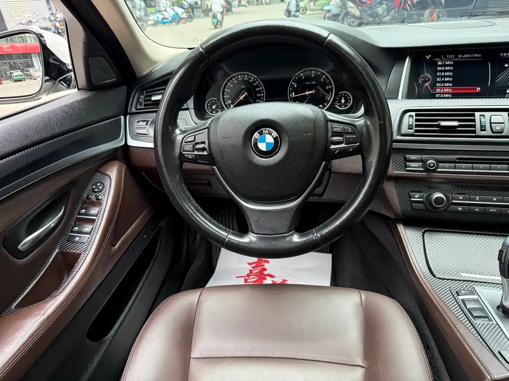 BMW 5 Series 2016 — фото 13