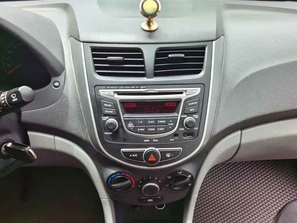 Hyundai Verna 2017 — фото 13