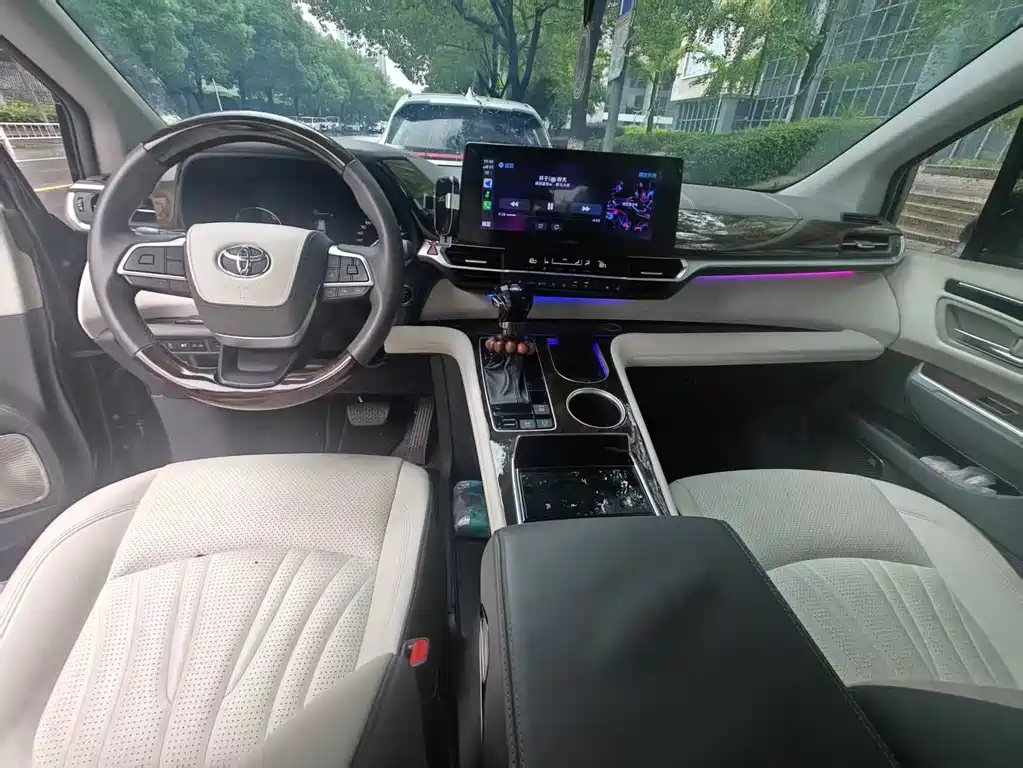 Toyota Granvia 2024