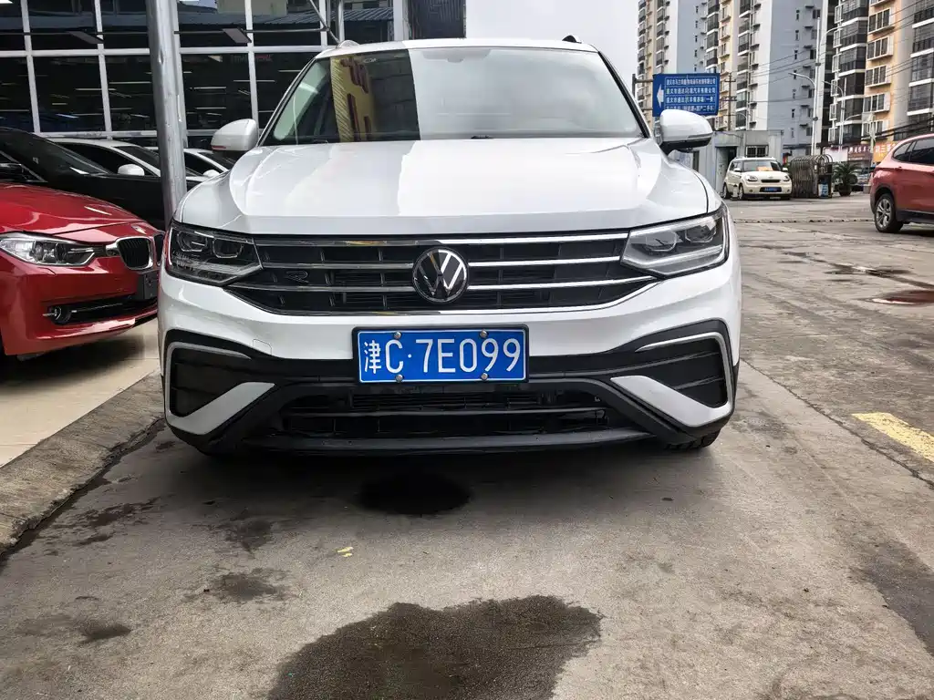 Volkswagen Tiguan L 2023 — фото 1