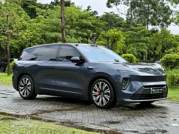 NIO ES8 2024