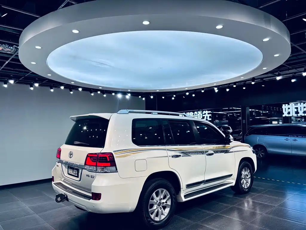 Toyota Land Cruiser 2017 — фото 3
