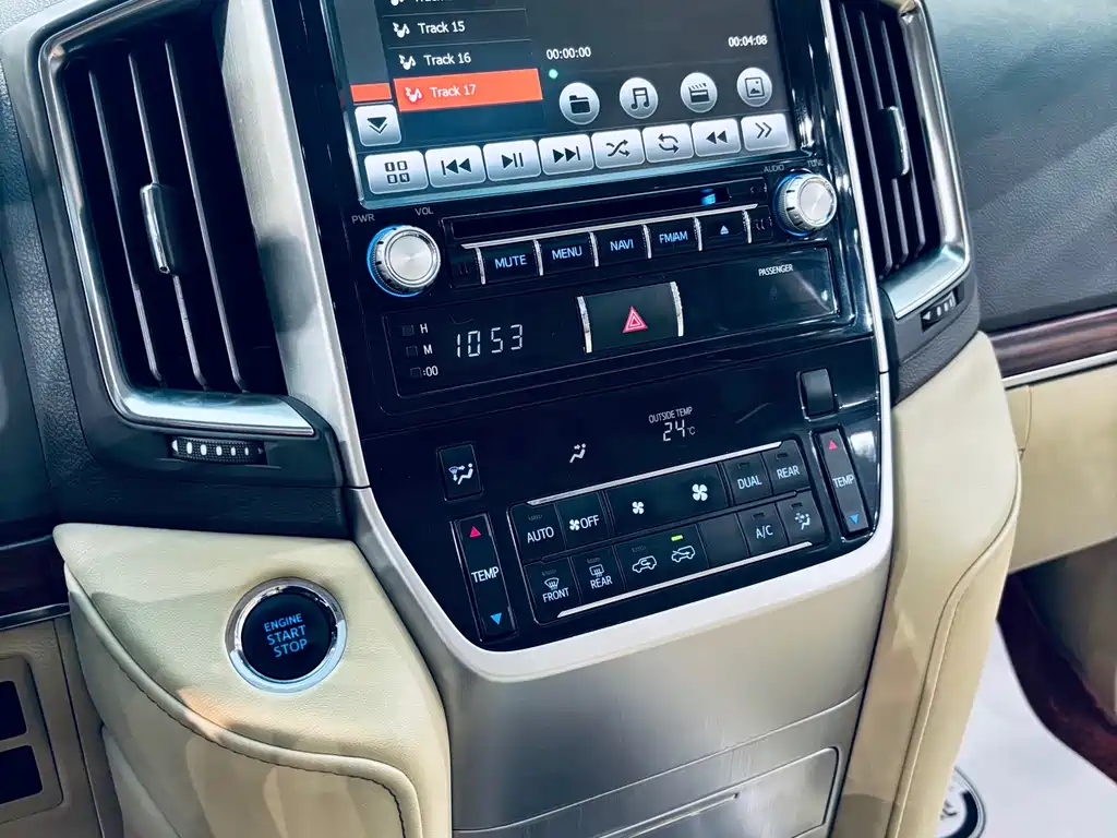 Toyota Land Cruiser 2017 — фото 11