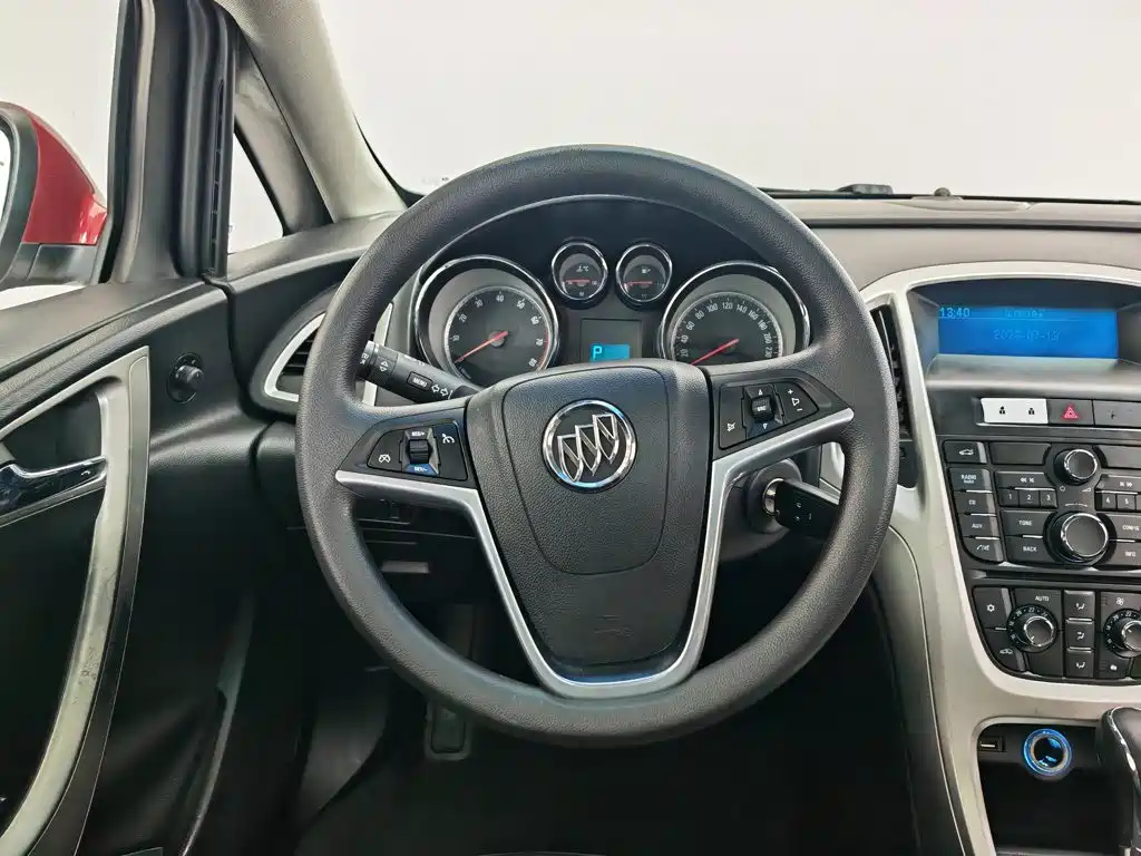 Buick Excelle 2013 — фото 11