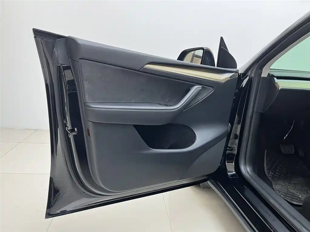 Tesla Model Y 2023 — фото 13