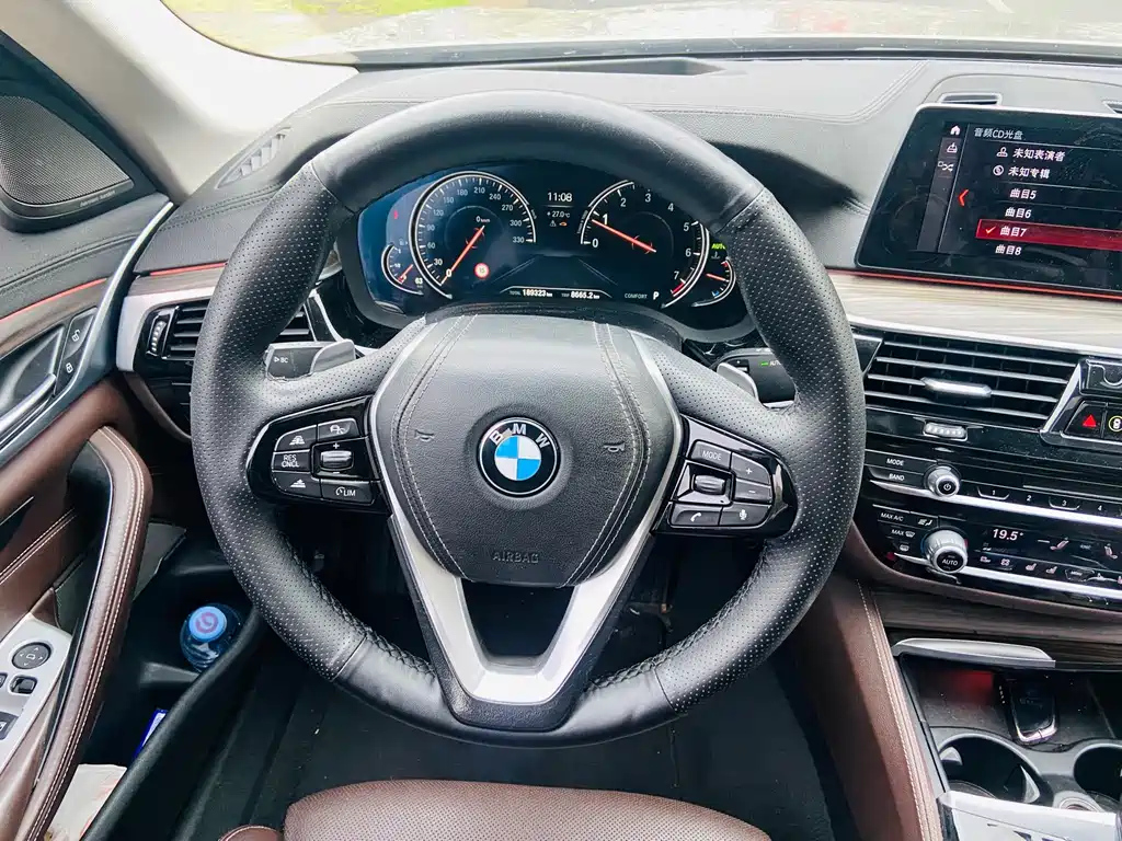 BMW 5 Series 2017 — фото 11