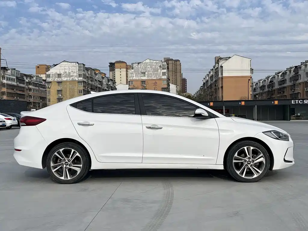 Hyundai Elantra 2018 — фото 12