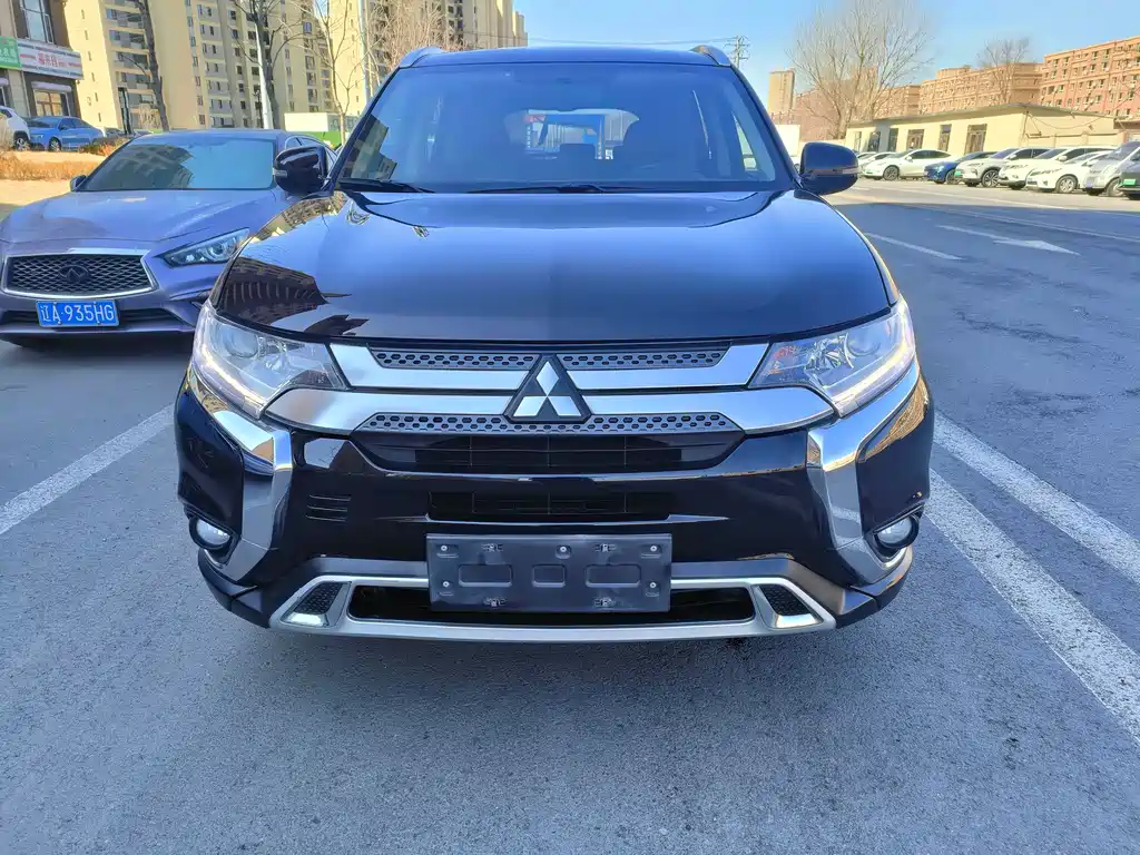 Mitsubishi Outlander 2021 — фото 2
