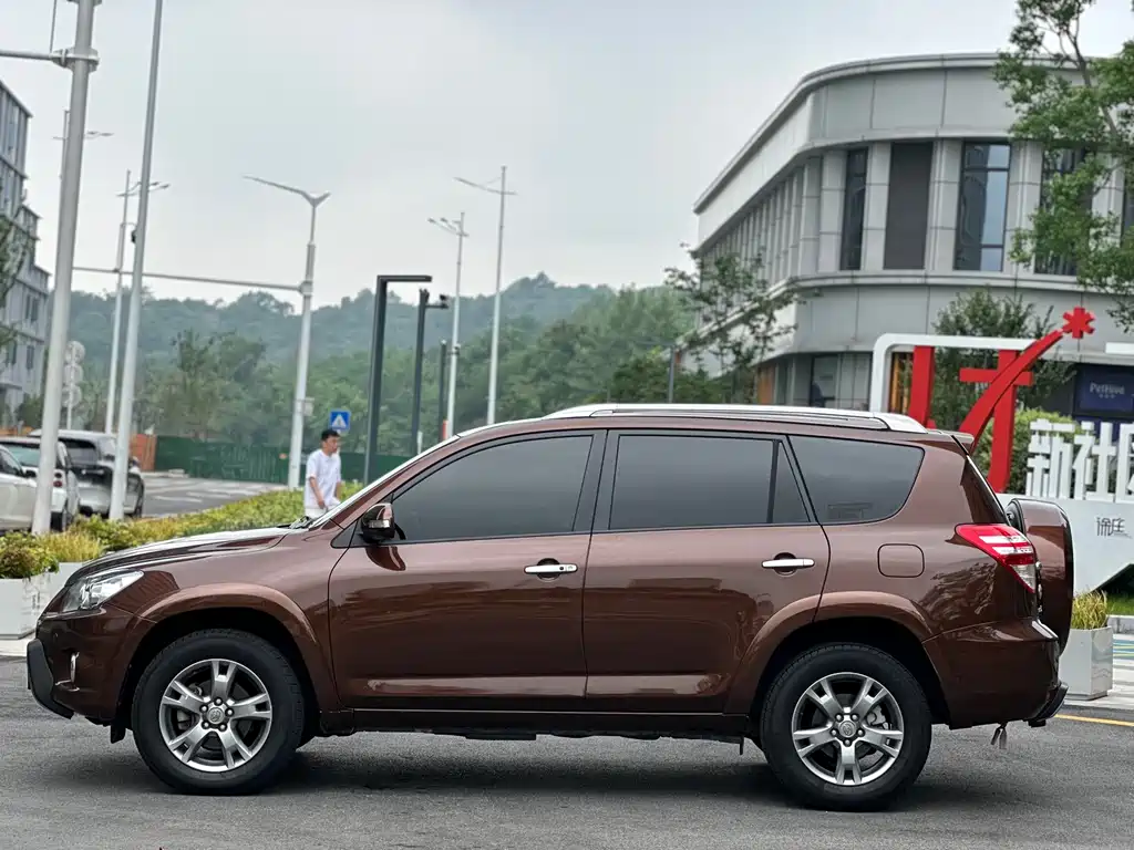 Toyota RAV4 2013 — фото 4