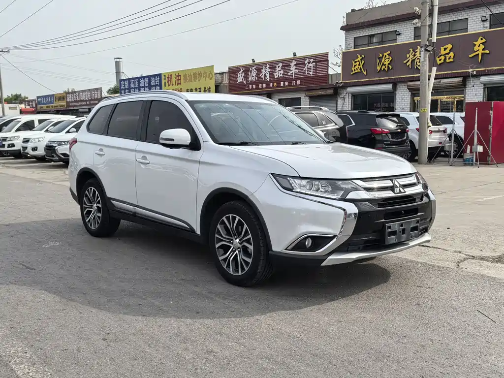 Mitsubishi Outlander 2018 — фото 3