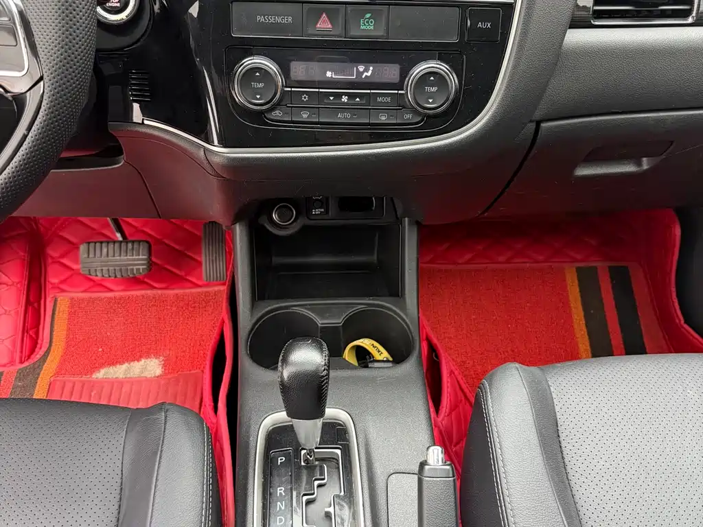 Mitsubishi Outlander 2016 — фото 11
