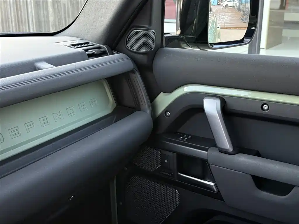 Land Rover Defender 2023 — фото 27