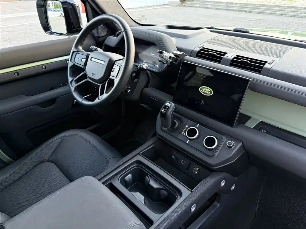 Land Rover Defender 2023 — фото 32
