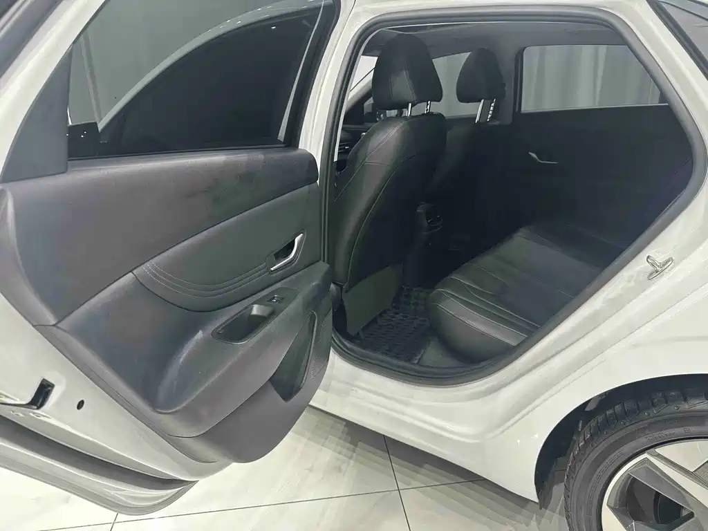 Hyundai Elantra 2023 — фото 16