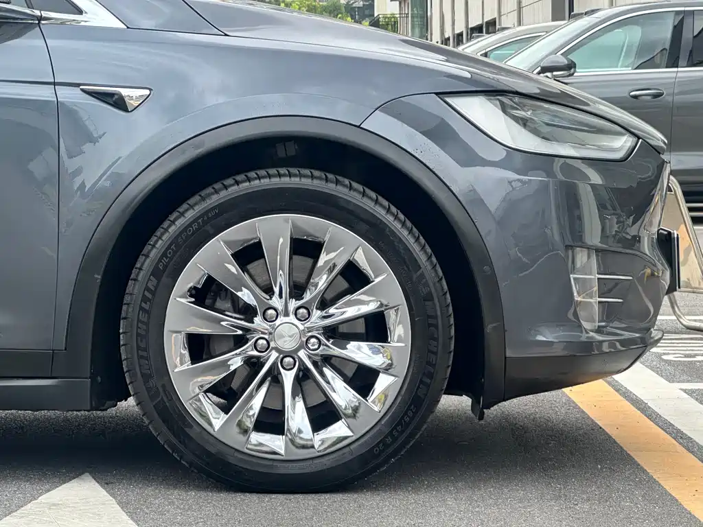 Tesla Model X 2018 — фото 11