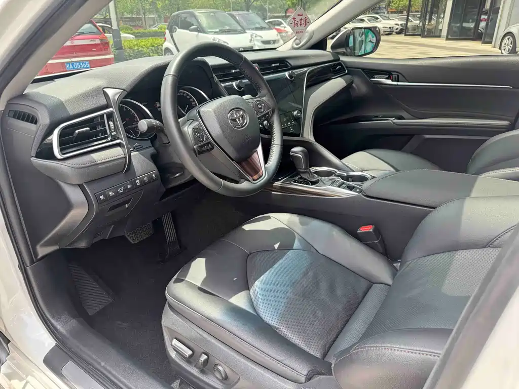Toyota Camry 2020 — фото 19