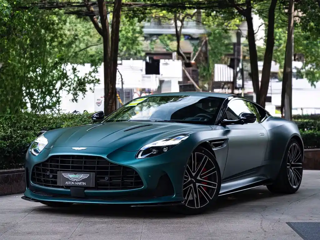 Aston Martin DB12 2025 — фото 1