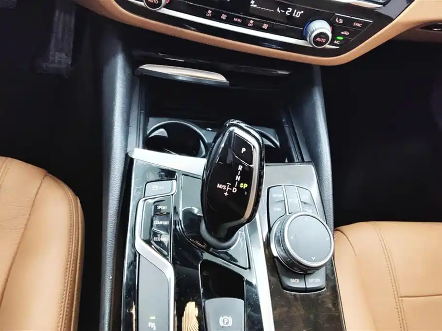 BMW 5 Series 2018 — фото 16