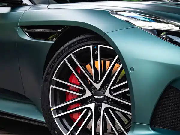 Aston Martin DB12 2025